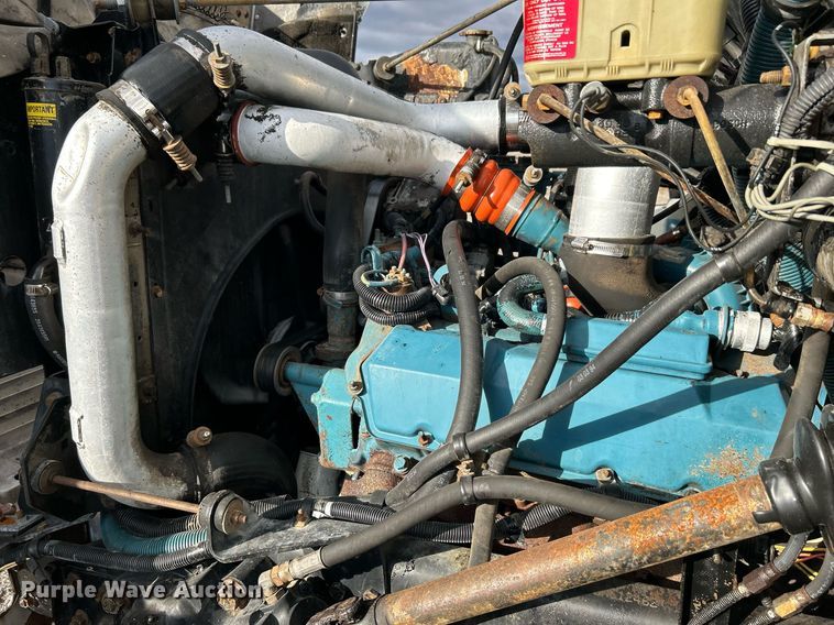 image for item OI9504 1995 International  4700 flatbed truck