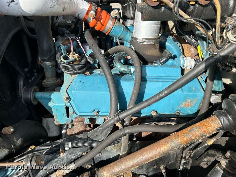 image for item OI9504 1995 International  4700 flatbed truck