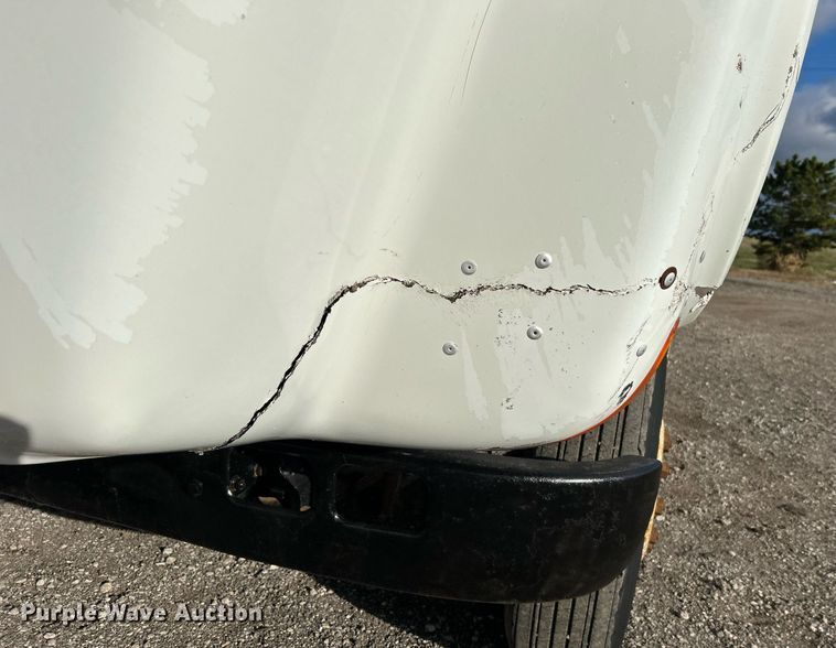 image for item OI9504 1995 International  4700 flatbed truck