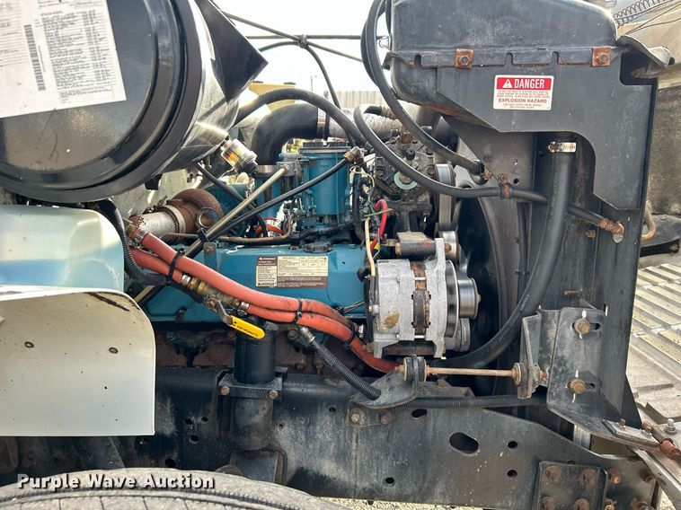 image for item OI9504 1995 International  4700 flatbed truck