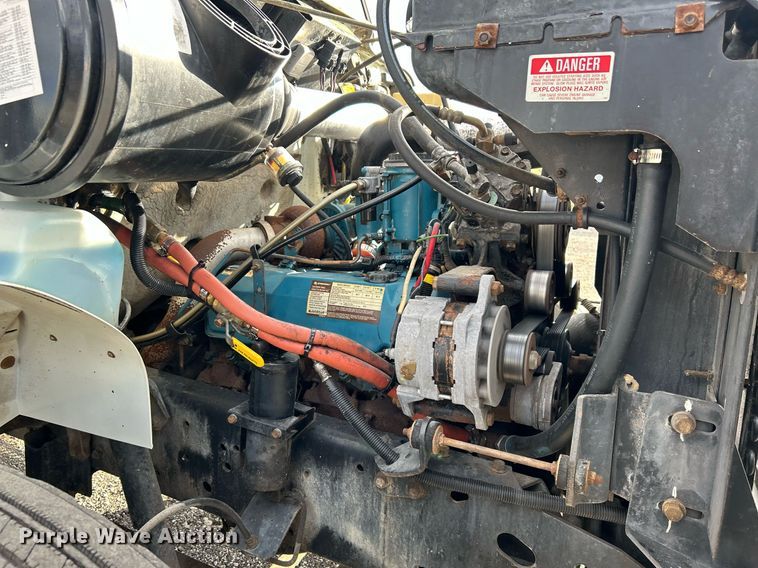 image for item OI9504 1995 International  4700 flatbed truck