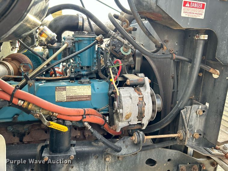 image for item OI9504 1995 International  4700 flatbed truck