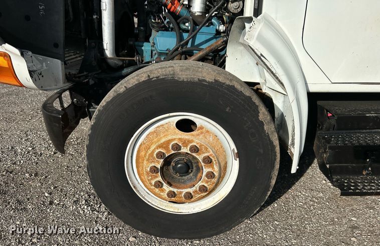 image for item OI9504 1995 International  4700 flatbed truck