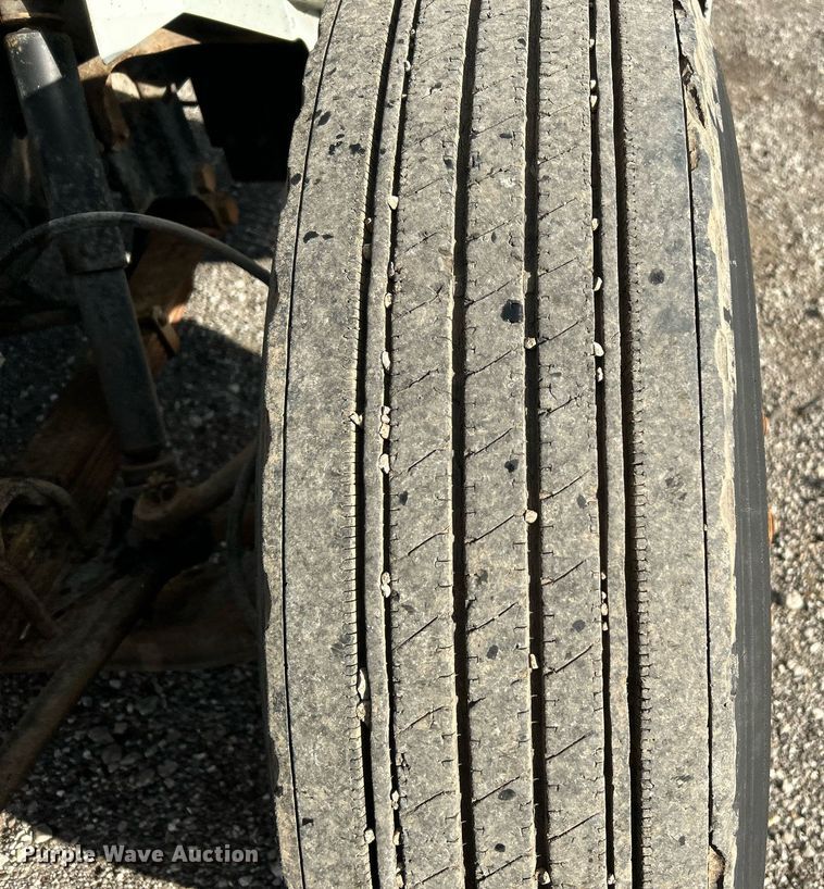 image for item OI9504 1995 International  4700 flatbed truck