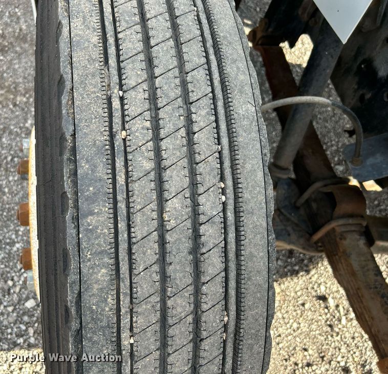 image for item OI9504 1995 International  4700 flatbed truck