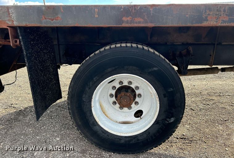 image for item OI9504 1995 International  4700 flatbed truck