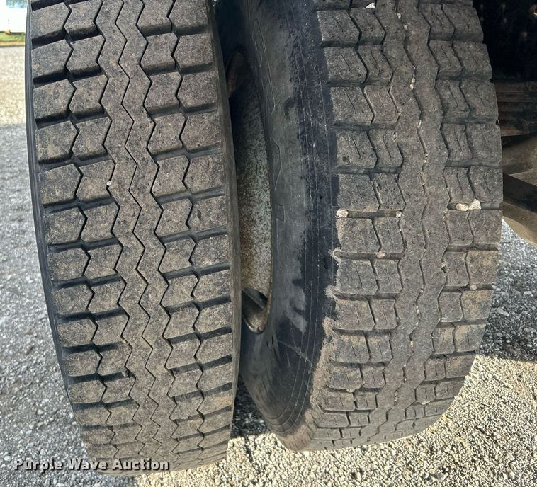 image for item OI9504 1995 International  4700 flatbed truck