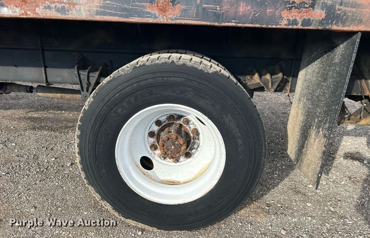 image for item OI9504 1995 International  4700 flatbed truck