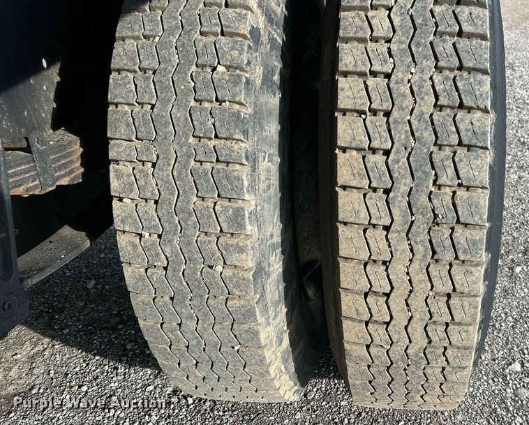 image for item OI9504 1995 International  4700 flatbed truck