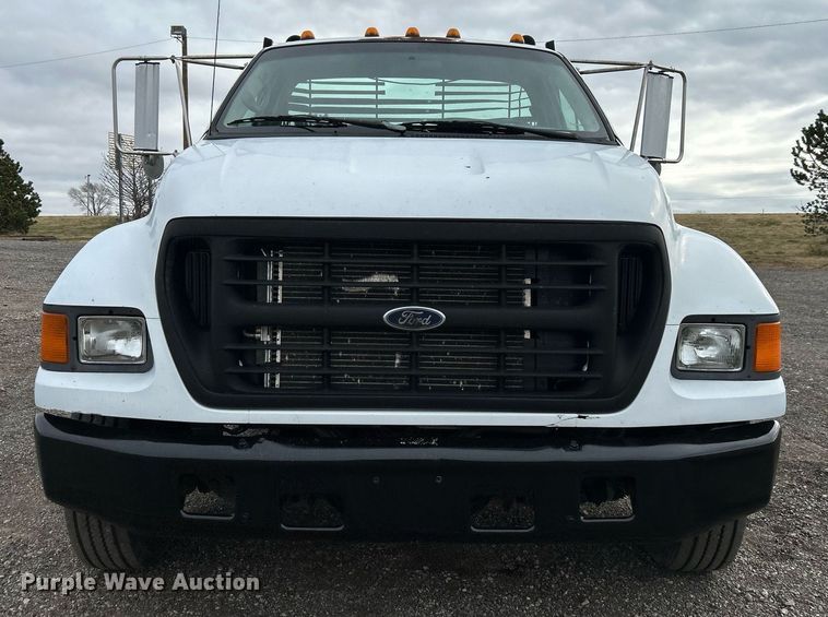 image for item OM9232 2000 Ford F650 Super Duty flatbed truck