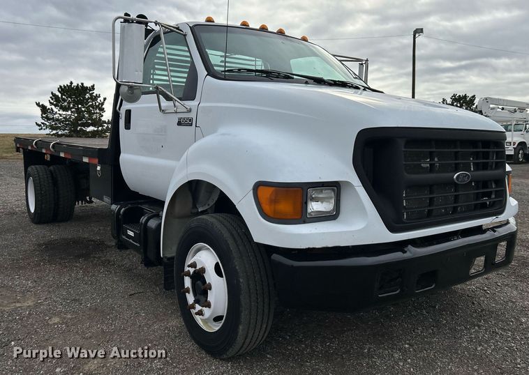 image for item OM9232 2000 Ford F650 Super Duty flatbed truck