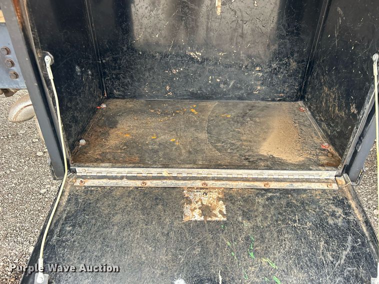 image for item OM9232 2000 Ford F650 Super Duty flatbed truck