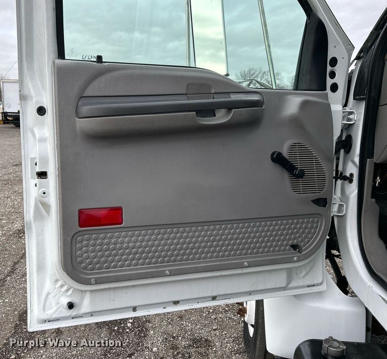 image for item OM9232 2000 Ford F650 Super Duty flatbed truck