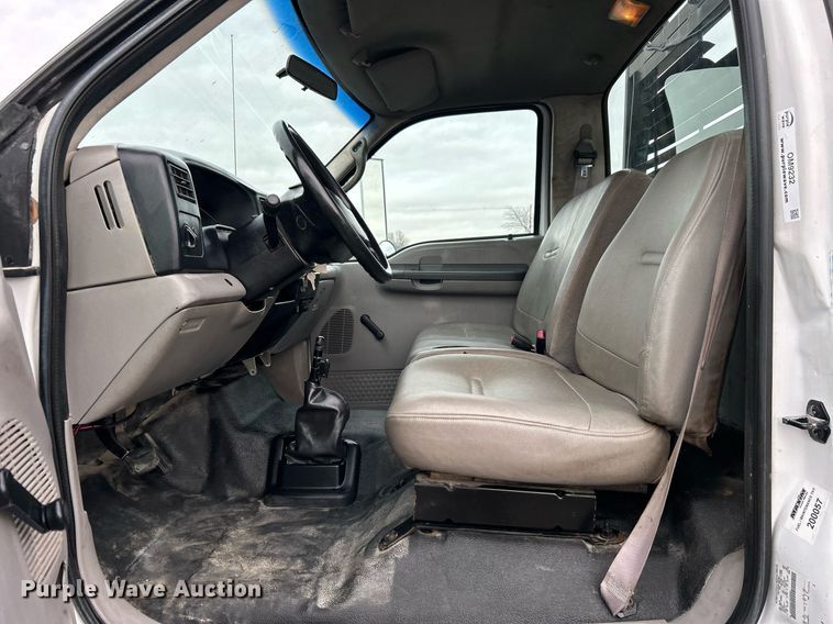 image for item OM9232 2000 Ford F650 Super Duty flatbed truck