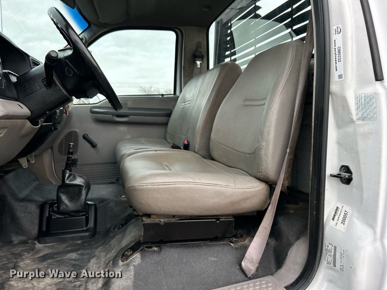 image for item OM9232 2000 Ford F650 Super Duty flatbed truck