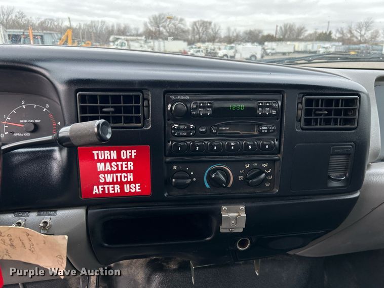 image for item OM9232 2000 Ford F650 Super Duty flatbed truck