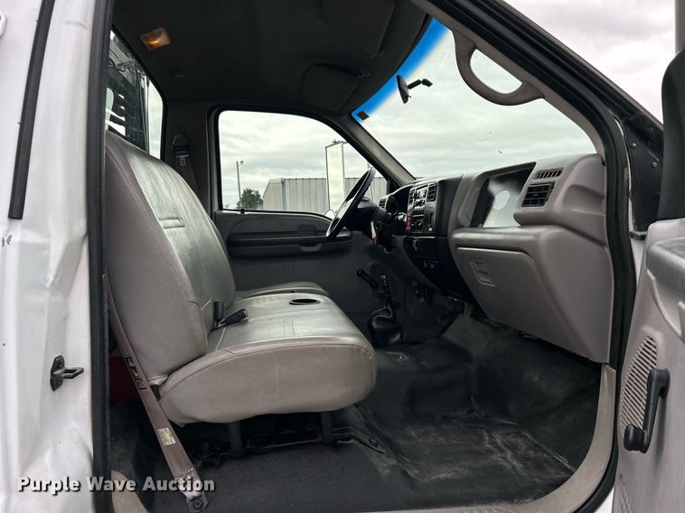 image for item OM9232 2000 Ford F650 Super Duty flatbed truck