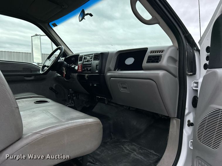 image for item OM9232 2000 Ford F650 Super Duty flatbed truck