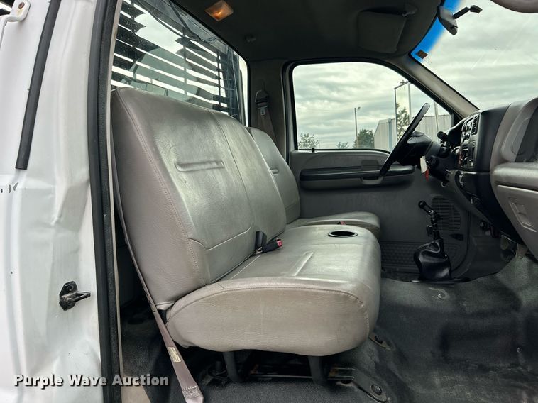 image for item OM9232 2000 Ford F650 Super Duty flatbed truck