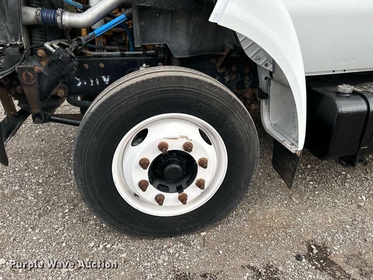 image for item OM9232 2000 Ford F650 Super Duty flatbed truck