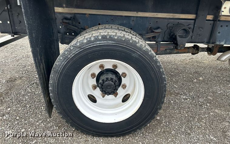 image for item OM9232 2000 Ford F650 Super Duty flatbed truck