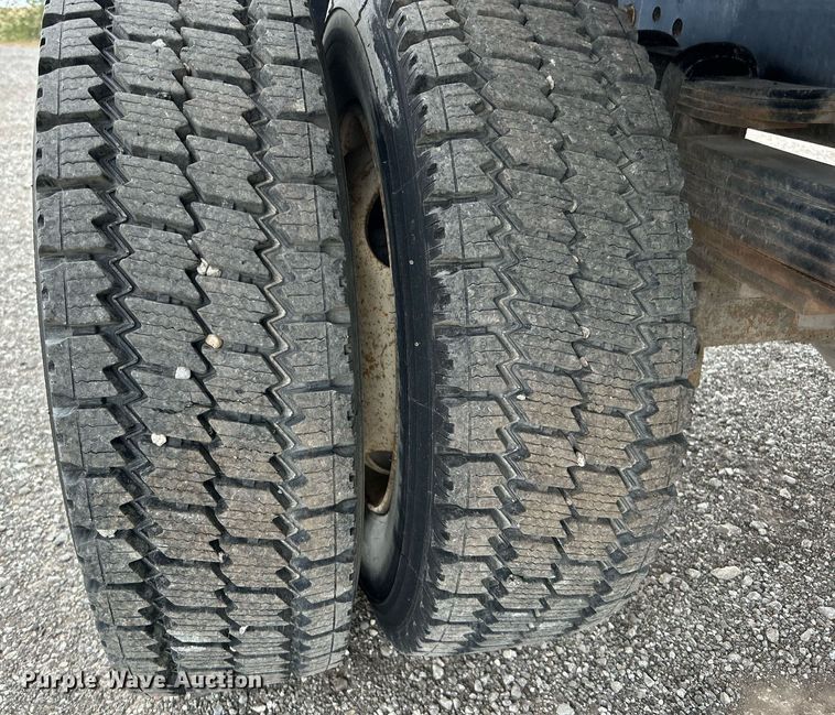 image for item OM9232 2000 Ford F650 Super Duty flatbed truck