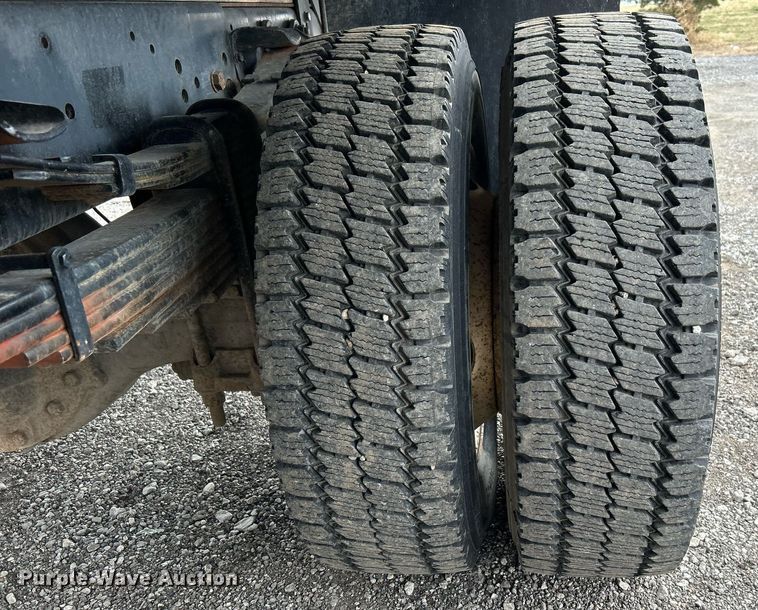 image for item OM9232 2000 Ford F650 Super Duty flatbed truck