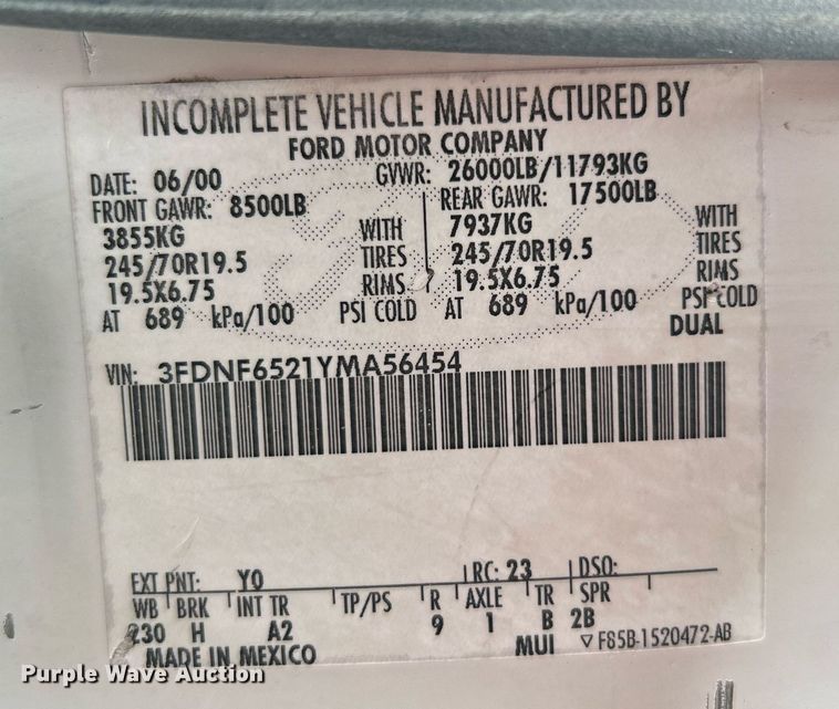 image for item OM9232 2000 Ford F650 Super Duty flatbed truck