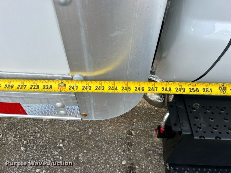 image for item OM9234 2016 Ford F650 Super Duty box truck