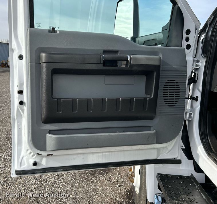 image for item OM9234 2016 Ford F650 Super Duty box truck