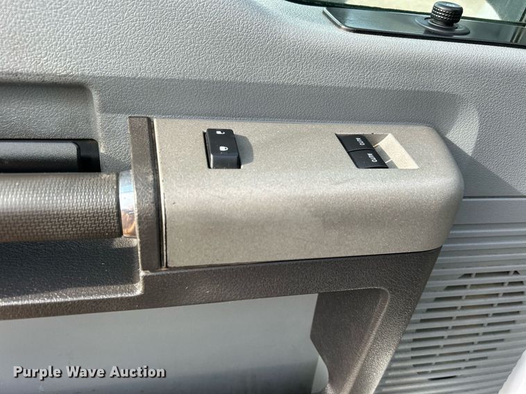 image for item OM9234 2016 Ford F650 Super Duty box truck