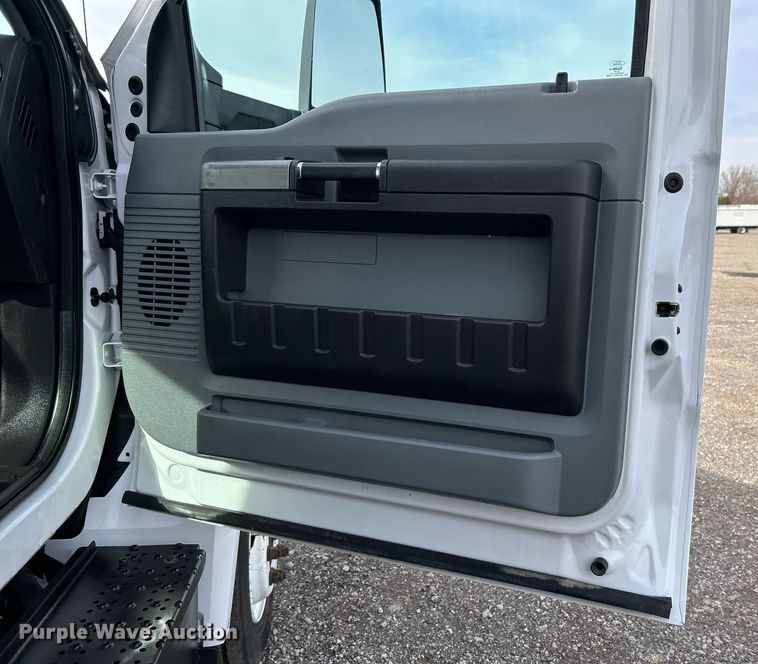 image for item OM9234 2016 Ford F650 Super Duty box truck