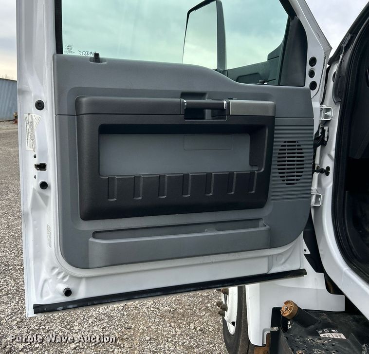 image for item OM9235 2016 Ford F650 Super Duty box truck