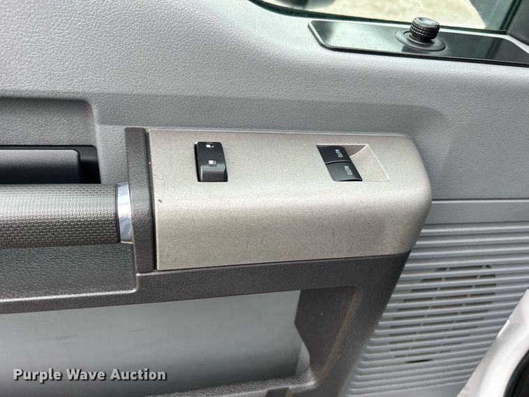 image for item OM9235 2016 Ford F650 Super Duty box truck