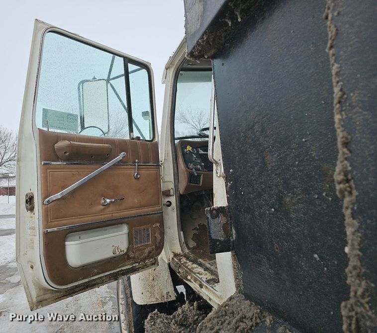 image for item DK0493 1997 Ford LT8000  dump truck