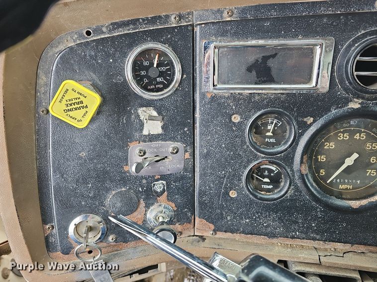 image for item DK0493 1997 Ford LT8000  dump truck