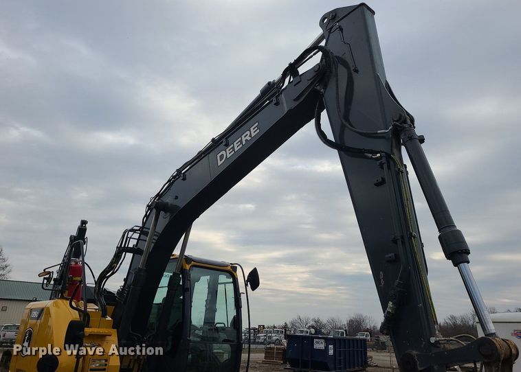 image for item DN8266 2022 John Deere 135G  excavator