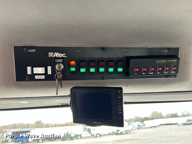 image for item KH9644 2012 Freightliner  M2 Business Class  bucket truck