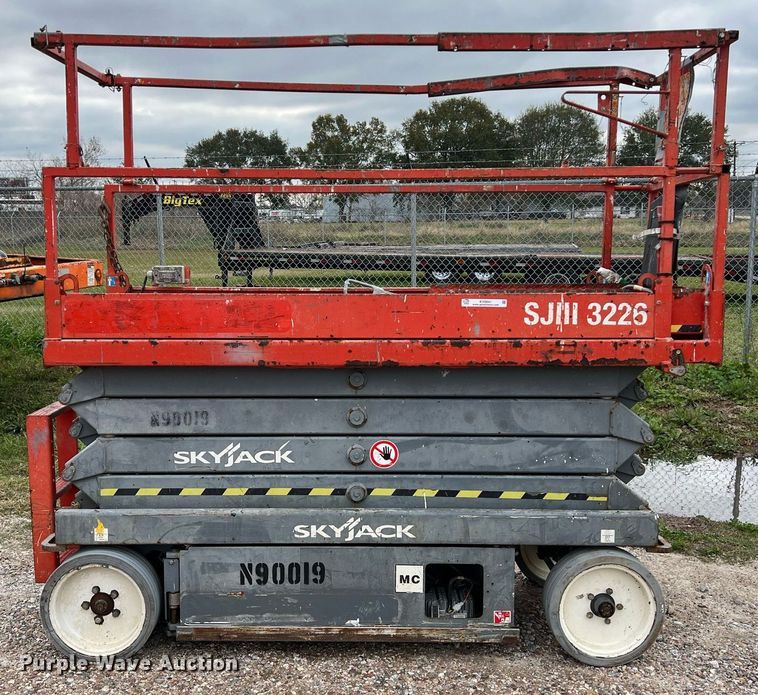 image for item KV9941 2015 Skyjack SJIII 3226  scissor lift