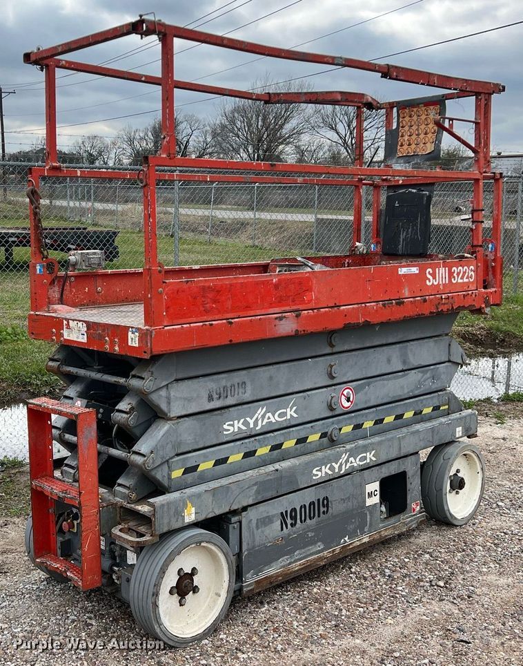 image for item KV9941 2015 Skyjack SJIII 3226  scissor lift