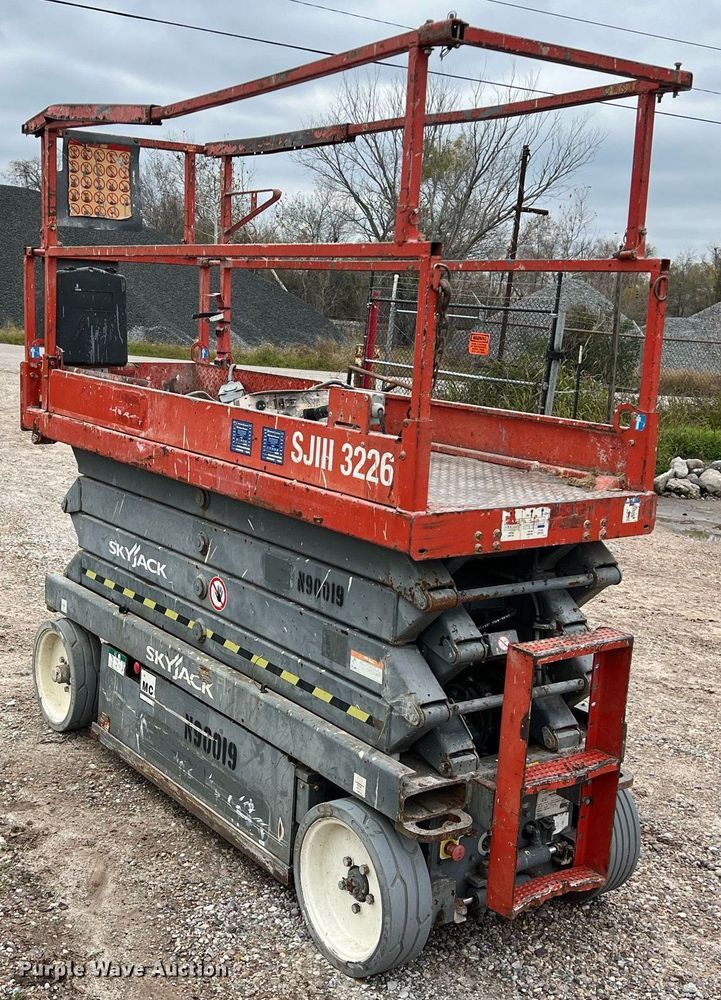 image for item KV9941 2015 Skyjack SJIII 3226  scissor lift