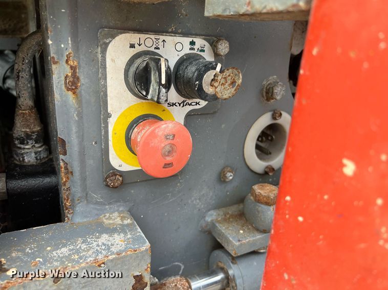 image for item KV9941 2015 Skyjack SJIII 3226  scissor lift