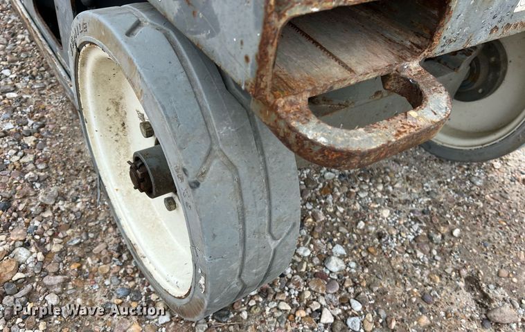 image for item KV9941 2015 Skyjack SJIII 3226  scissor lift