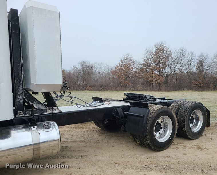 image for item LJ9448 2008 Peterbilt 388  semi truck