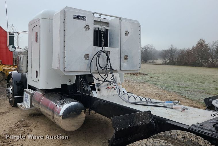 image for item LJ9448 2008 Peterbilt 388  semi truck