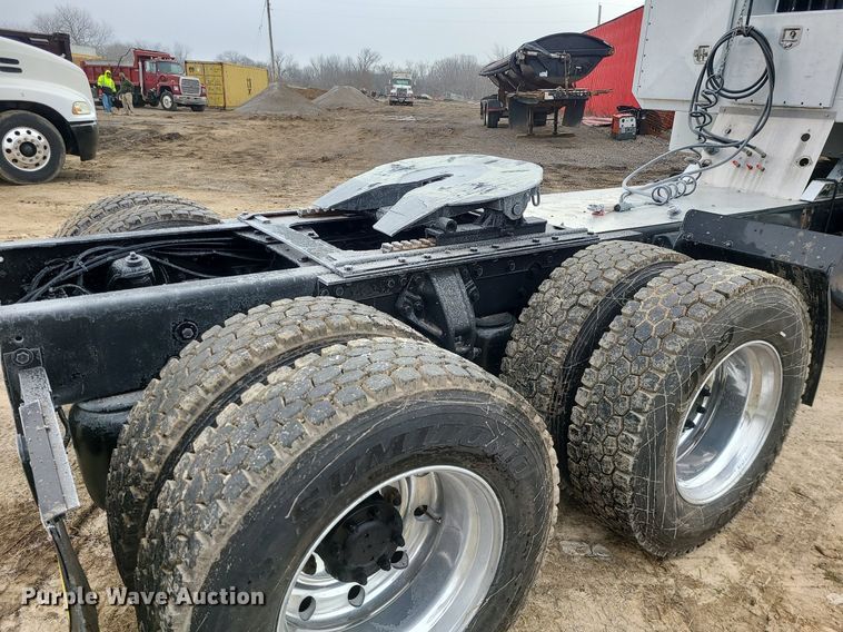 image for item LJ9448 2008 Peterbilt 388  semi truck