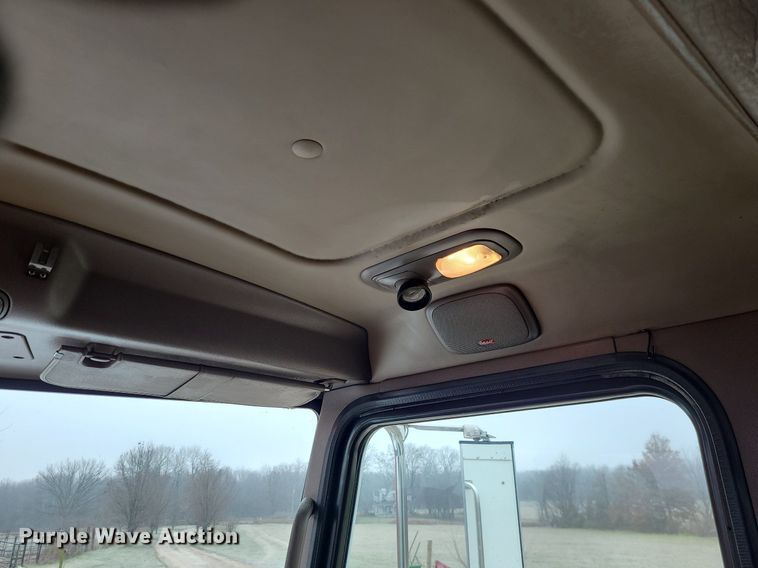 image for item LJ9448 2008 Peterbilt 388  semi truck