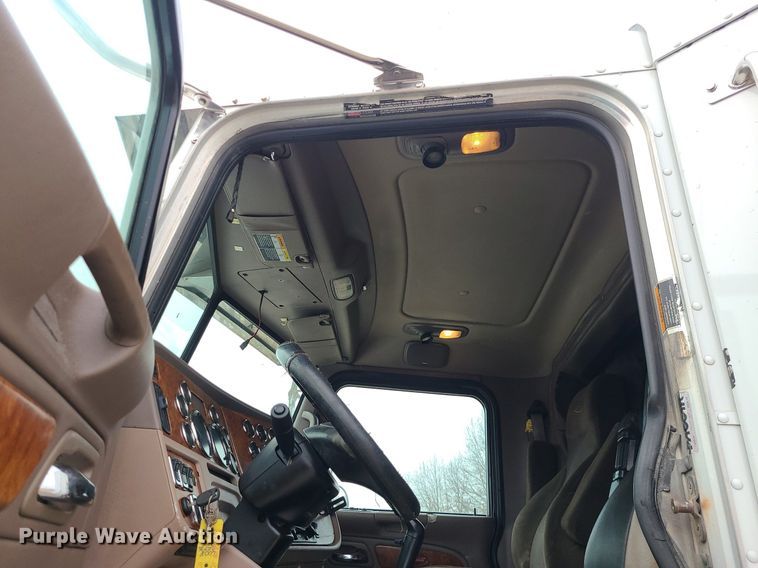 image for item LJ9448 2008 Peterbilt 388  semi truck