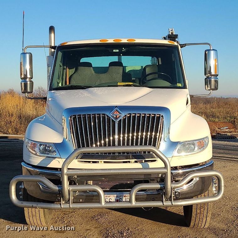 image for item LJ9463 2013 International DuraStar 4300  utility / service truck