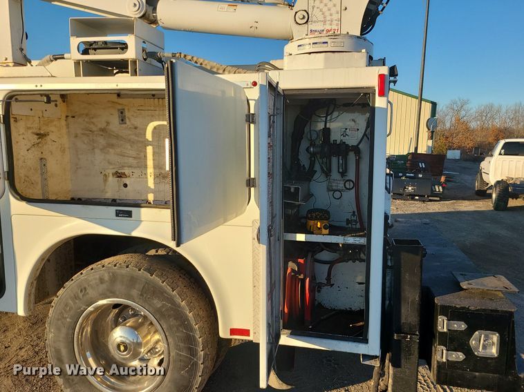 image for item LJ9463 2013 International DuraStar 4300  utility / service truck